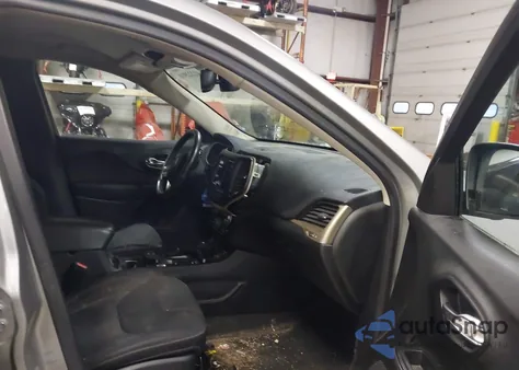 2015 Jeep Cherokee Latitude z USA, uszkodzony, nr VIN 1C4PJMCS5FW546508